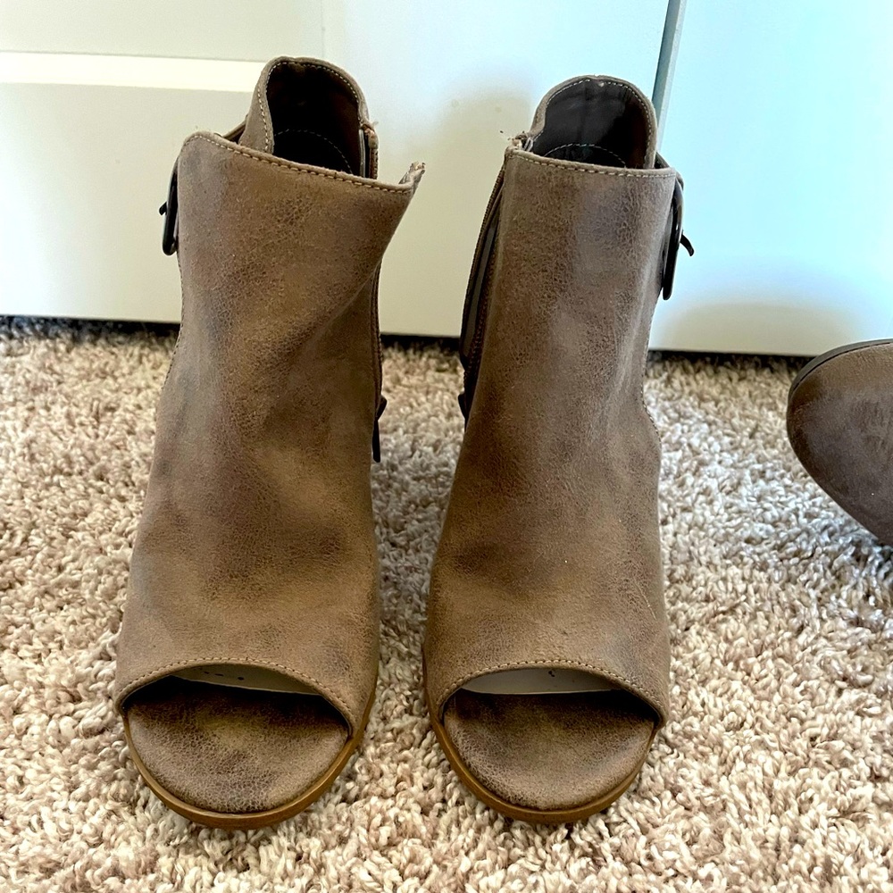 Worn once! 3 inch heel. Super cute summer shoe.
